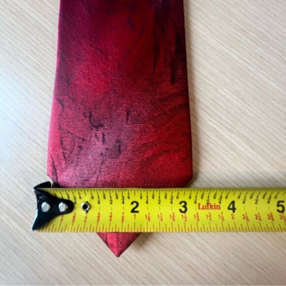 💕2/$30 💕Kenneth Cole Reaction 100% Silk Red Tie - Picture 6 of 6